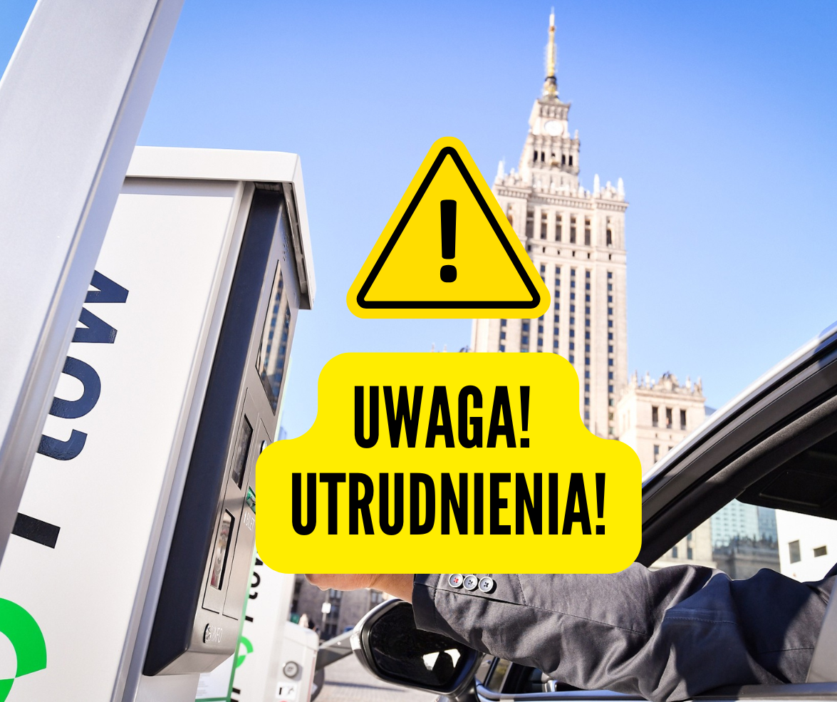 Samochód podjeżdża do szlabanu parkingowego, kierowca sięga ręką do parkomatu. W tle widać Pałac Kultury i Nauki w Warszawie. Na środku obrazka znajduje się żółty znak ostrzegawczy z wykrzyknikiem i napis: 'UWAGA! UTRUDNIENIA!