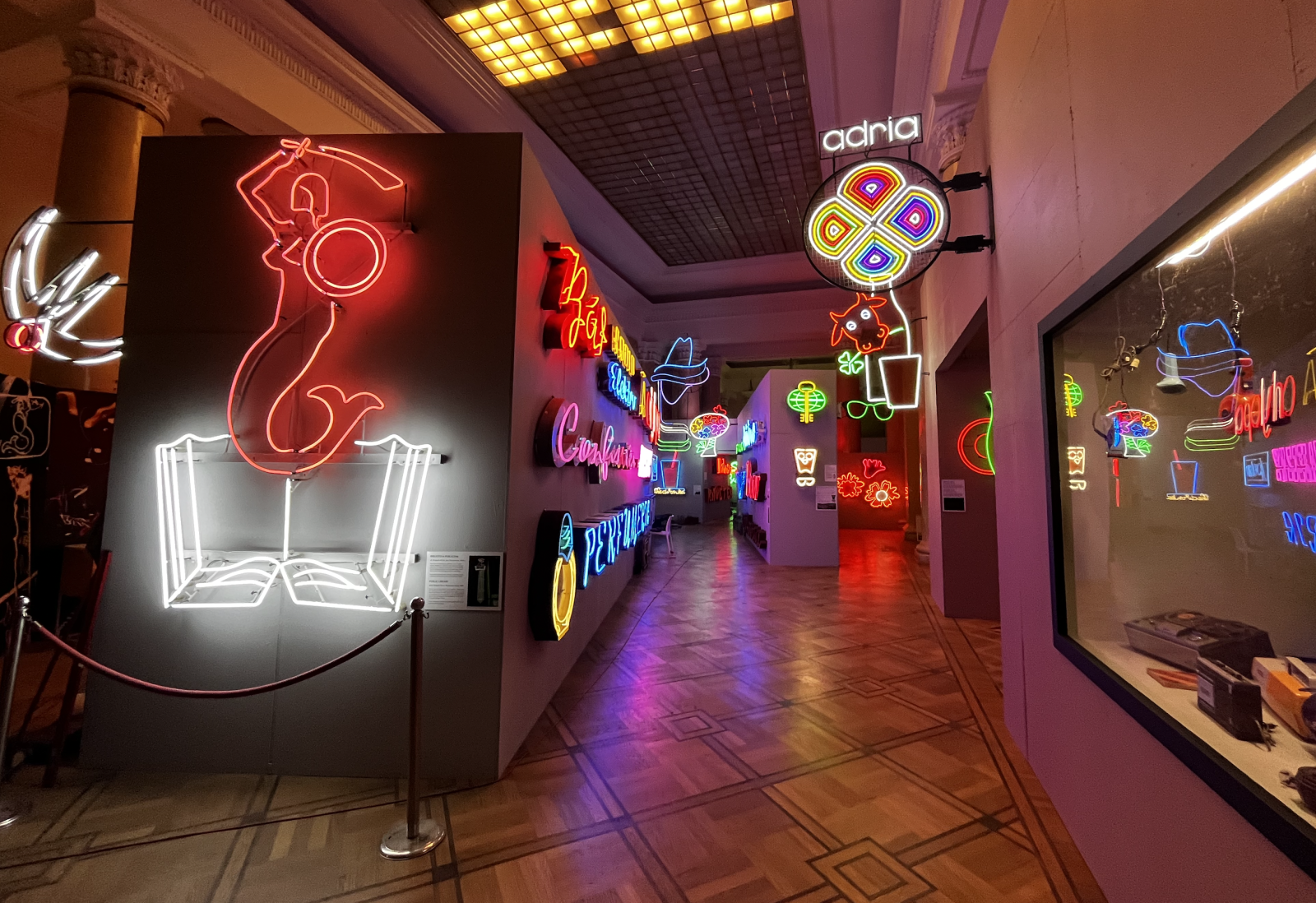 Muzeum Neonów przenosi się do centrum Warszawy!