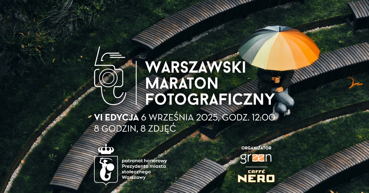 Baner promujący VI edycję Warszawskiego Maratonu Fotograficznego. Na zdjęciu osoba siedząca na drewnianych ławkach wśród zieleni, trzymająca duży, kolorowy parasol. Tekst na grafice: Warszawski Maraton Fotograficzny, VI edycja – 6 września 2025, godz. 12:00. 8 godzin, 8 zdjęć. Patronat honorowy Prezydenta m.st. Warszawy. Organizator: Green, partner: Caffè Nero.