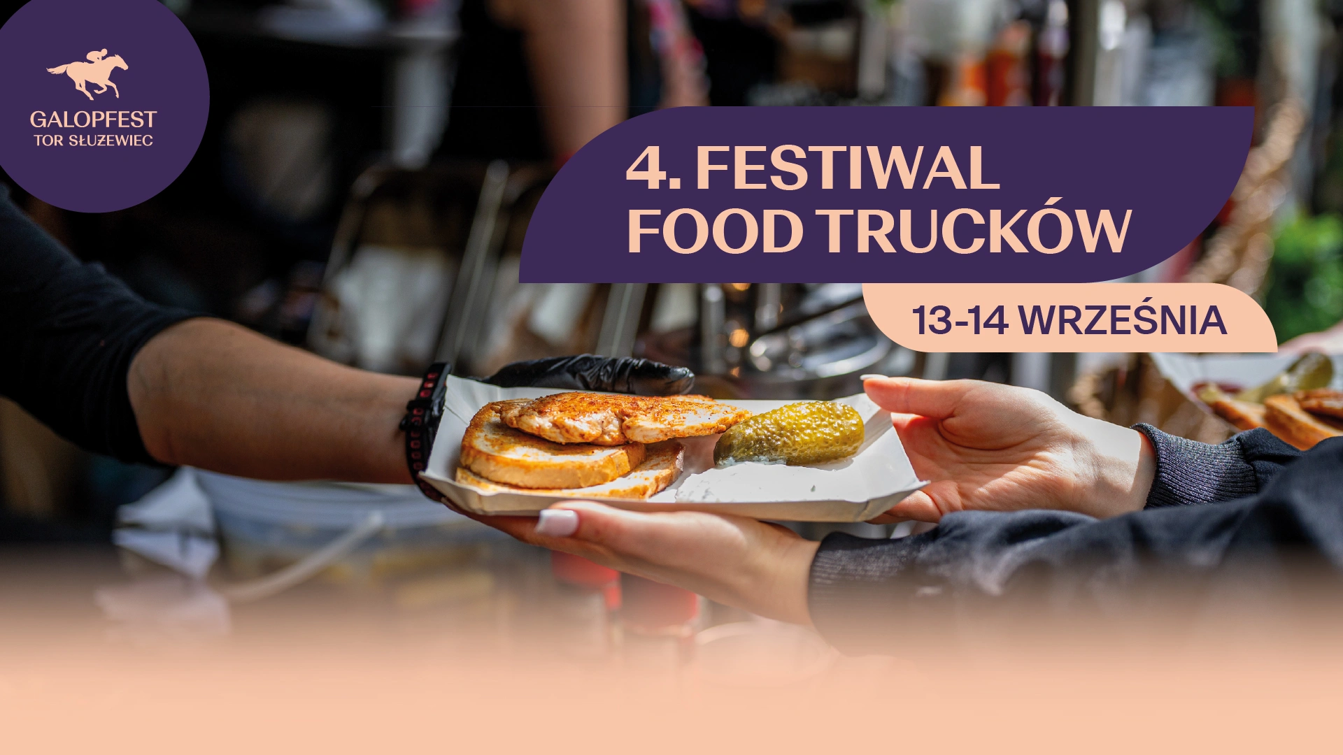 Plakat promujący 4. Festiwal Food Trucków na Torze Służewiec w ramach Galopfest. Na pierwszym planie widać ręce przekazujące porcję jedzenia na papierowej tacy – grillowane mięso, pieczywo i ogórek. W górnej części umieszczone są napisy: ‘4. Festiwal Food Trucków, 13–14 września’ oraz logo Galopfest z sylwetką jeźdźca na koniu.