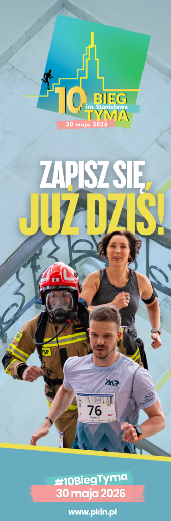 Plakat promujący 10. Bieg im. Stanisława Tyma. Na górze logo wydarzenia z graficznym zarysem Pałacu Kultury i Nauki oraz datą 30 maja 2026. Na tle klatki schodowej biegną uczestnicy: mężczyzna z , za nim strażak w pełnym umundurowaniu oraz kobieta w stroju sportowym. Duży napis: „Zapisz się już dziś!” 