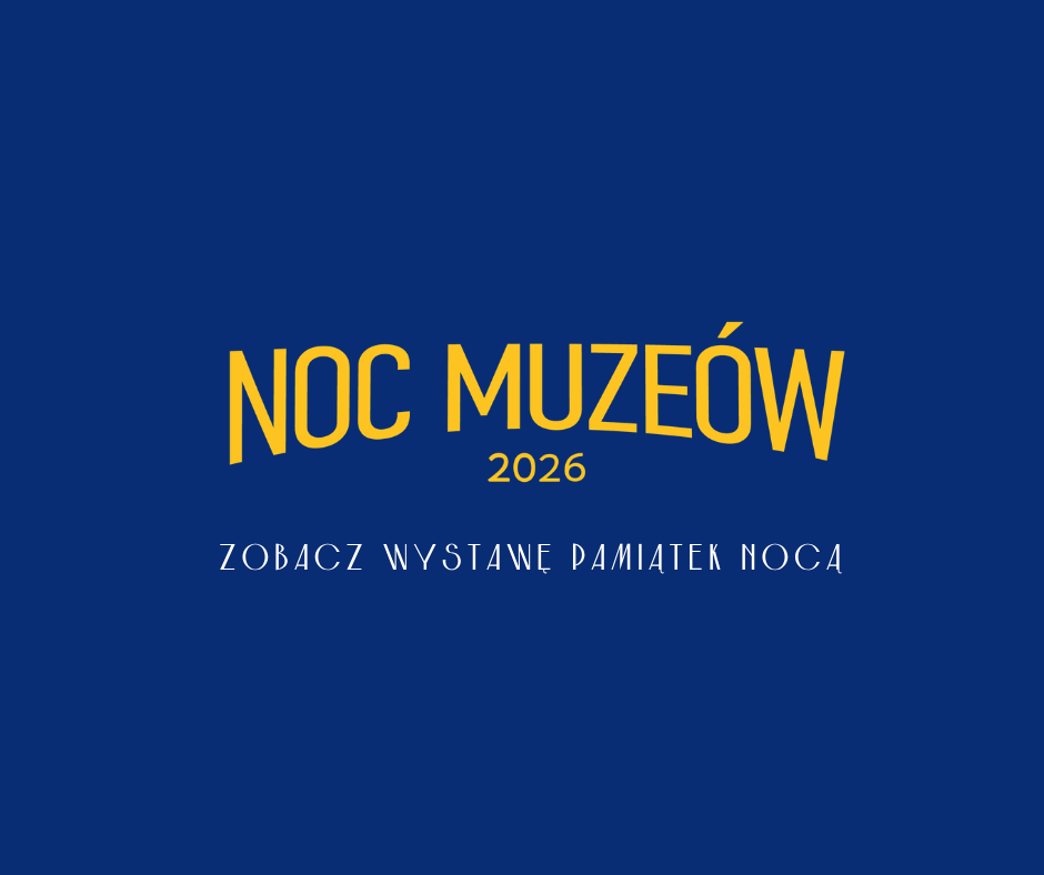 Noc Muzeów 2026 – granatowa plansza z żółtym napisem „NOC MUZEÓW 2026” oraz hasłem „Zobacz Wystawę Pamiątek nocą”.