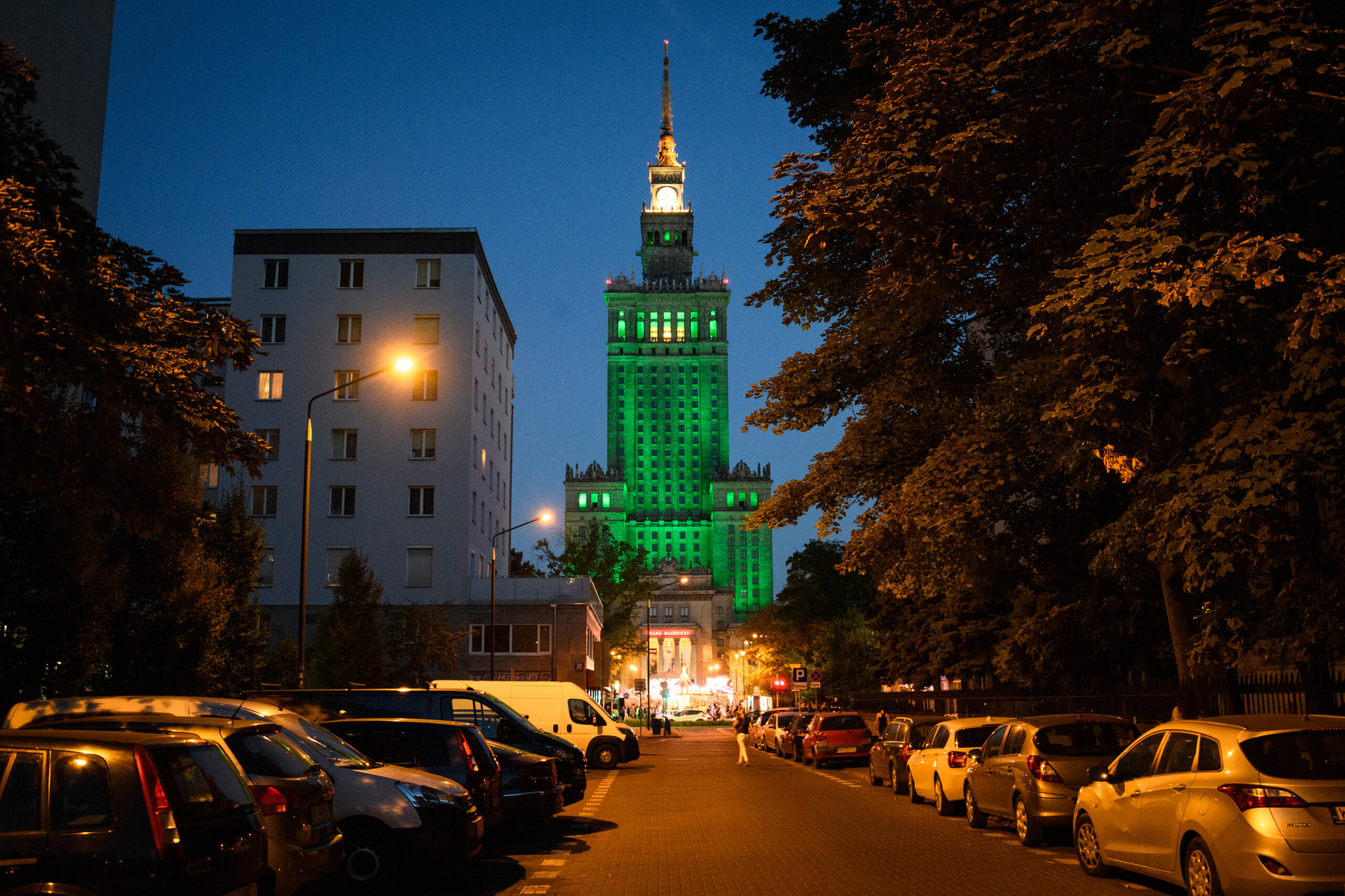 Pałac Kultury i Nauki w Warszawie podświetlony na zielono z okazji 35. rocznicy powołania Straży Granicznej.