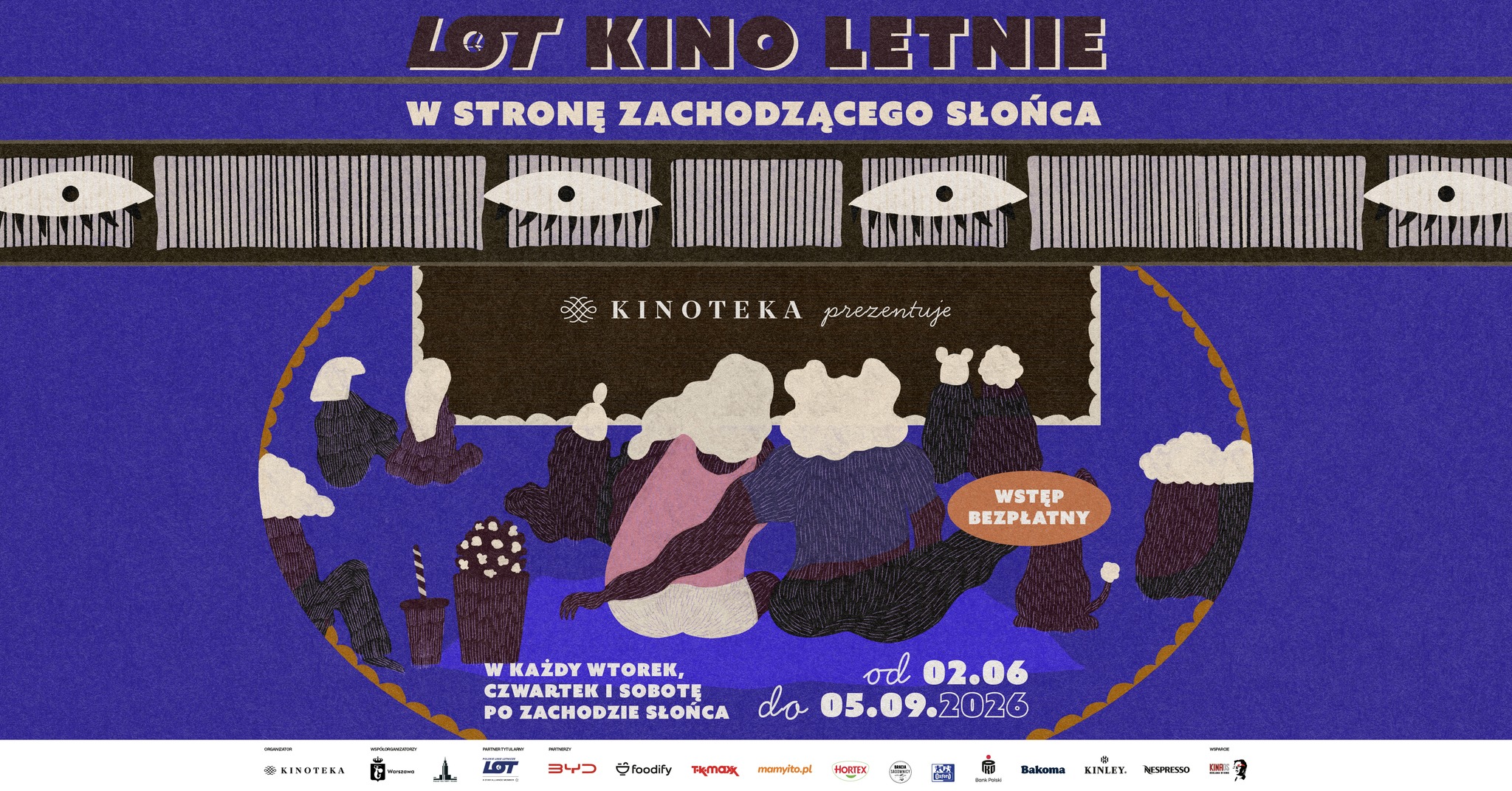 Plakat Kina Letniego „W stronę zachodzącego słońca” organizowanego przez Kinotekę. Na ilustracji widoczni są widzowie siedzący na leżakach i oglądający film pod gołym niebem. Na plakacie znajduje się informacja o bezpłatnym wstępie oraz terminie wydarzenia od 2 czerwca do 5 września 2026 roku.