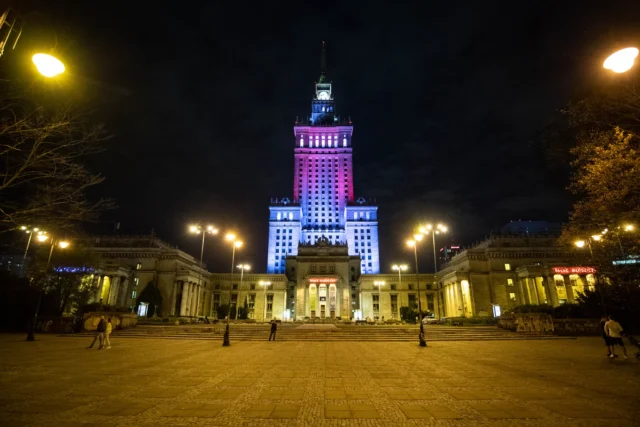 WOLNA BIAŁORUŚ 🤍❤️🤍
Dziś wieczorem elewacje #PKiN zmienią kolor na biało-czerwono-białe nawiązując do barw historycznej flagi Białorusi.
Inicjatorem akcji jest: Zjednoczony Gabinet Przejściowy Białorusi.